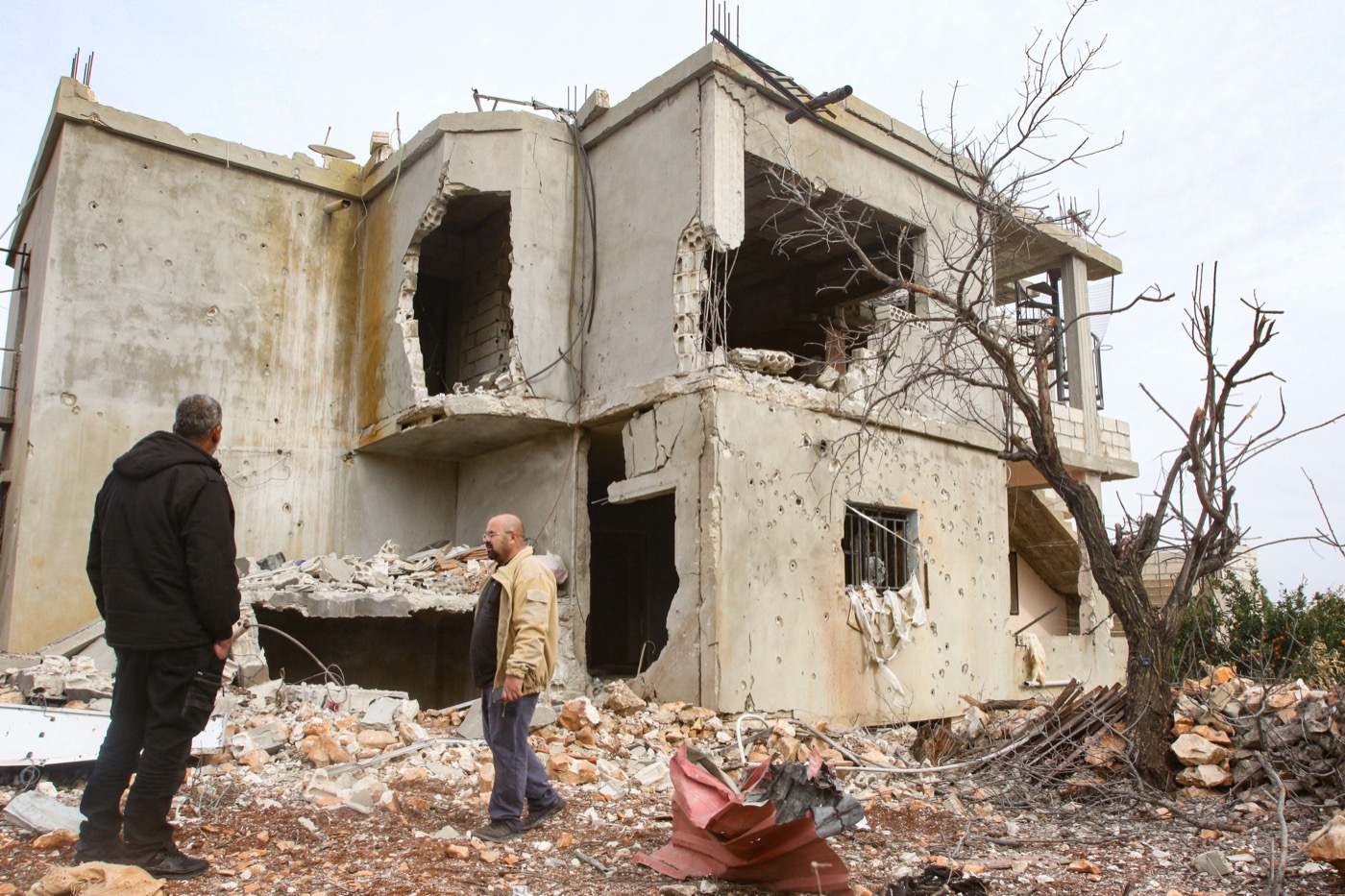 Image of Lebanese return to find bombed-out houses near Israel border