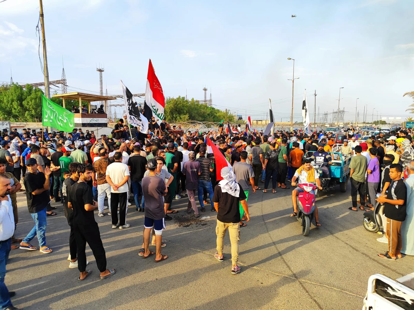 Image of Thi Qar protestors close down government building