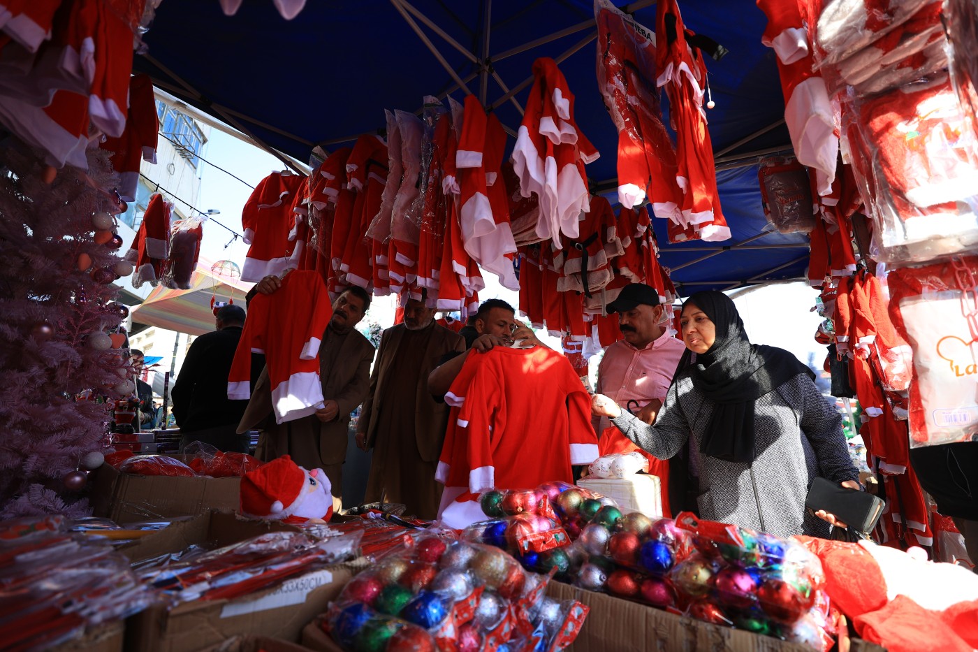 Image of New Year's preparations in Baghdad: Festive shopping at Shorja market