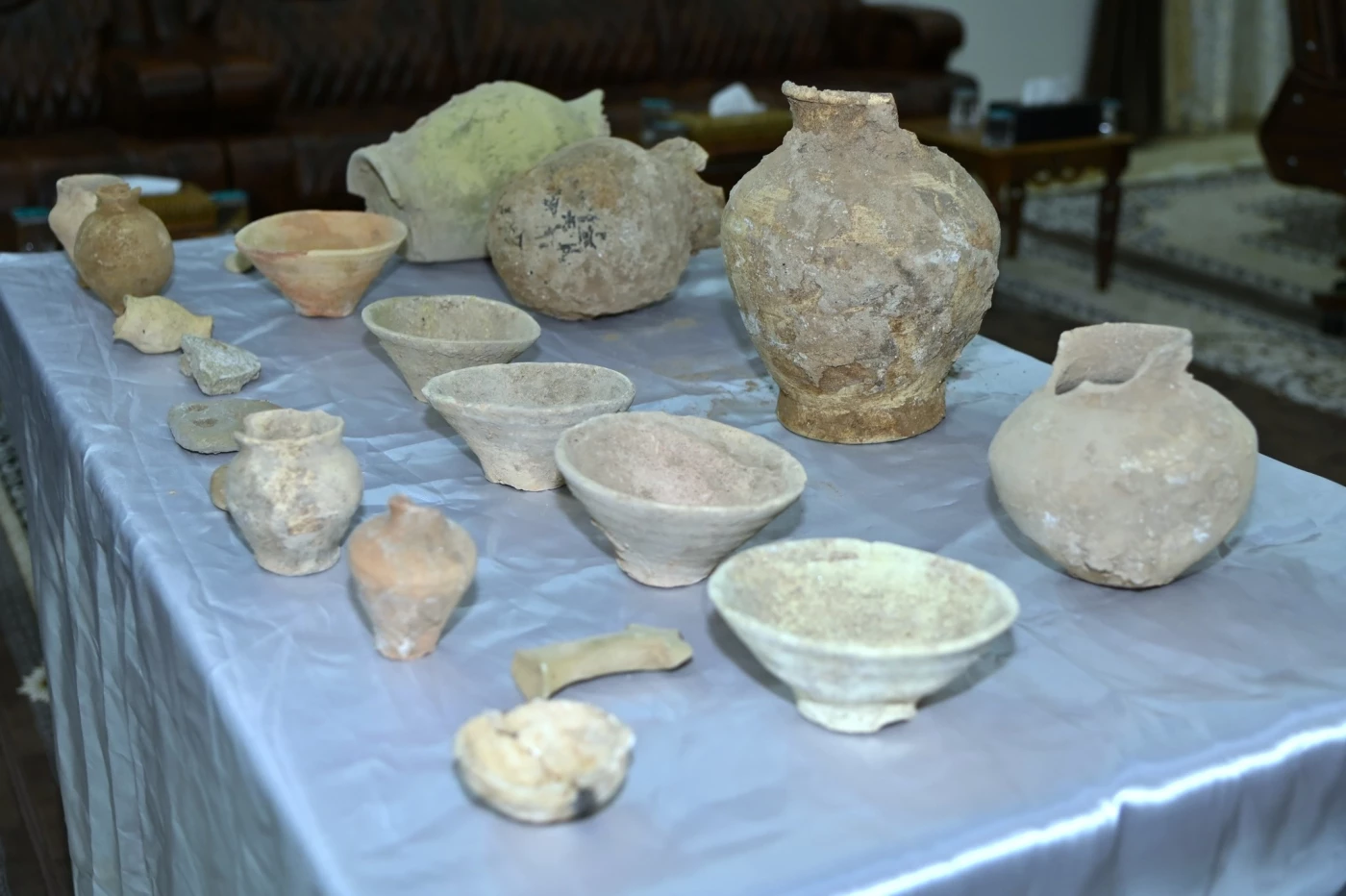 Image of Iraqi authorities find ancient artifacts in Dhi Qar