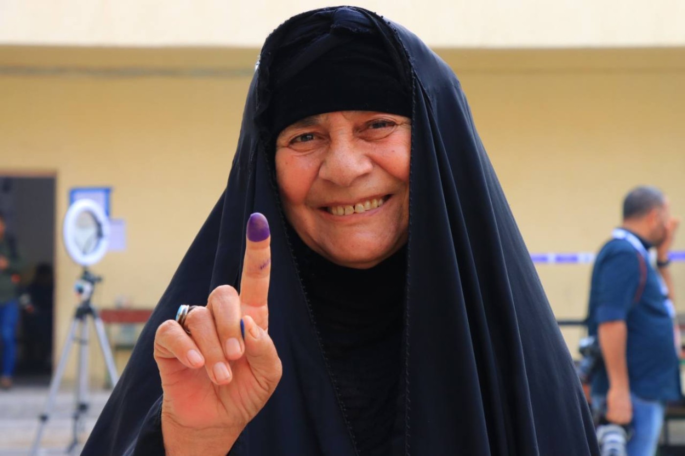 Image of Iraqis cast votes for provincial councils for the first time since 2013